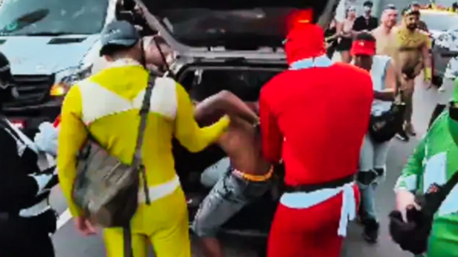 Policiais fantasiados viralizam nas redes durante o Carnaval