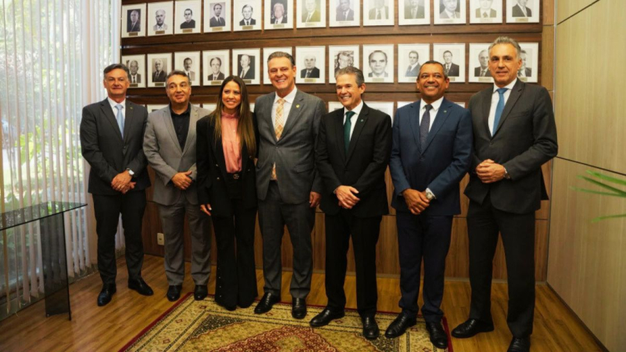 Fávaro é homenageado por ministro e passa a integrar galeria no MAPA