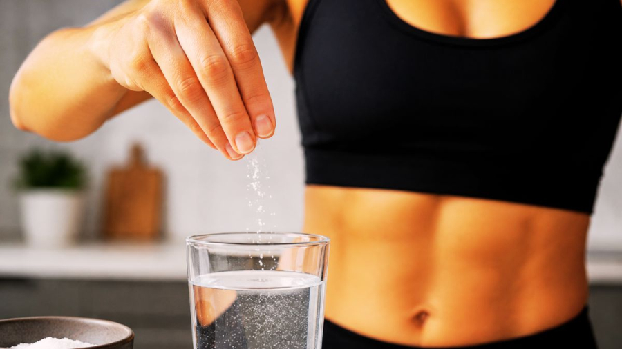 Consumo de sal antes do exercício traz riscos ou benefícios? Entenda o debate