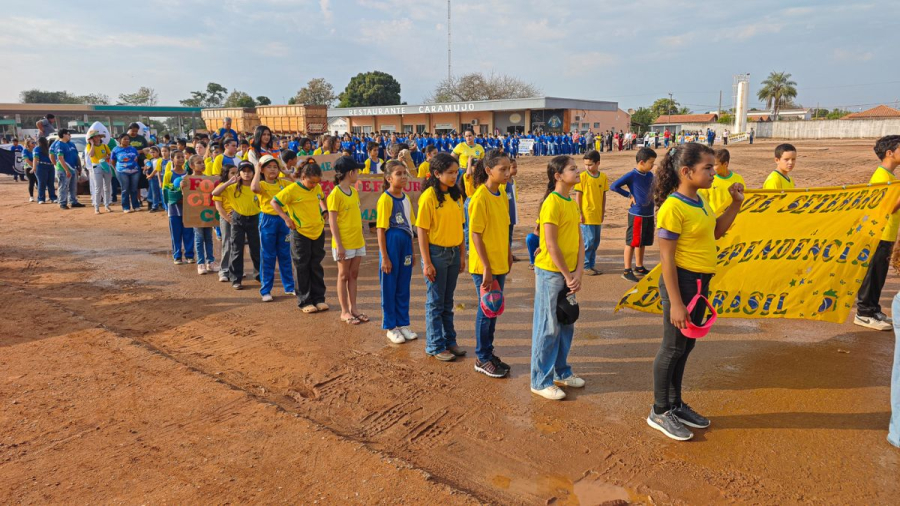 Desfile cívico reúne mais de 500 estudantes em celebração aos 38 anos do distrito de Santo Antônio do Caramujo